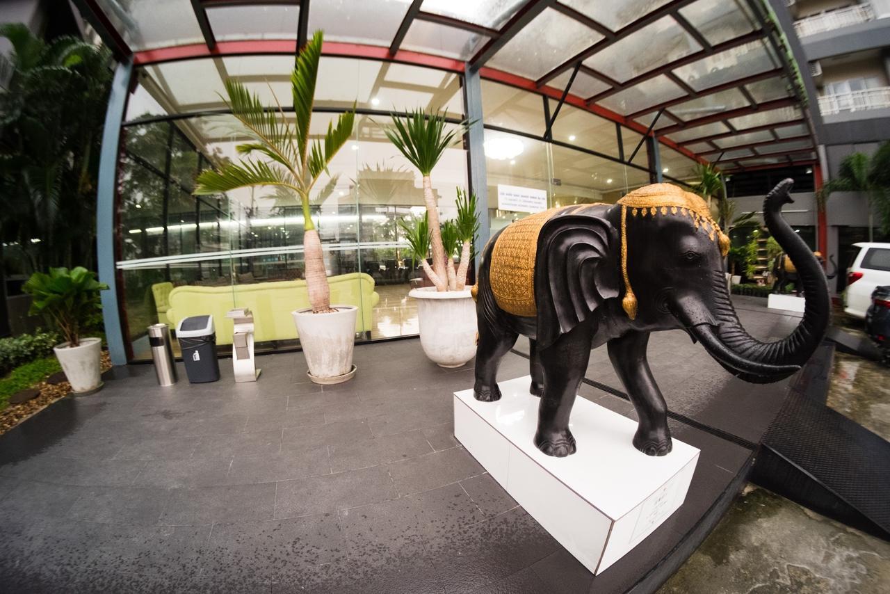 Apple Holiday Bangkok Exterior photo